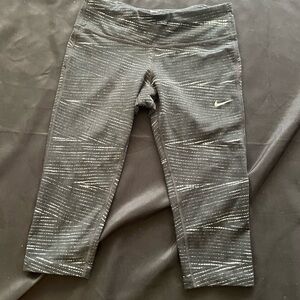 Nike Gray Leggings with Ribbed Texture‎ and Moisture-Wicking Fabric